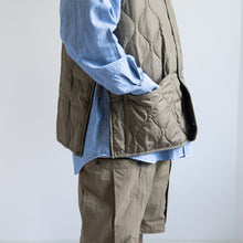 画像をギャラリービューアに読み込む, MILITARY V NECK BUTTON DOWN VEST - DARK OLIVE -