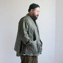 画像をギャラリービューアに読み込む, MILITARY V NECK BUTTON DOWN VEST - OLIVE -