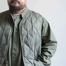 画像をギャラリービューアに読み込む, MILITARY V NECK BUTTON DOWN VEST - OLIVE -