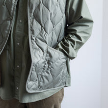 画像をギャラリービューアに読み込む, MILITARY V NECK BUTTON DOWN VEST - OLIVE -