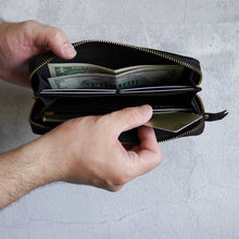 画像をギャラリービューアに読み込む, EMBOSSING ZIP WALLET - BLACK -