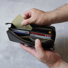 画像をギャラリービューアに読み込む, EMBOSSING ZIP WALLET - BLACK -
