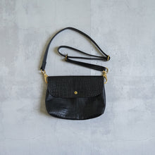 画像をギャラリービューアに読み込む, EMBOSSING MAILBAG SMALL - BLACK -