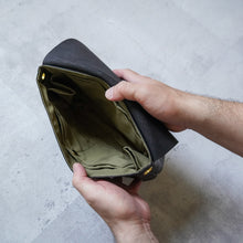画像をギャラリービューアに読み込む, EMBOSSING MAILBAG SMALL - BLACK -