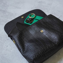 画像をギャラリービューアに読み込む, EMBOSSING MAILBAG SMALL - BLACK -
