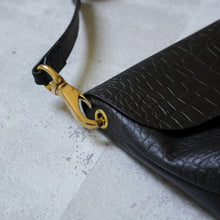 画像をギャラリービューアに読み込む, EMBOSSING MAILBAG SMALL - BLACK -