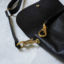 画像をギャラリービューアに読み込む, EMBOSSING MAILBAG SMALL - BLACK -