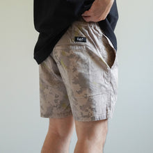 画像をギャラリービューアに読み込む, CAMO BORD SHORTS - GREIGE -
