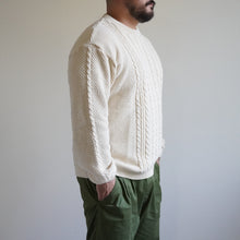 画像をギャラリービューアに読み込む, CABLE KNIT CREW - NATURAL -