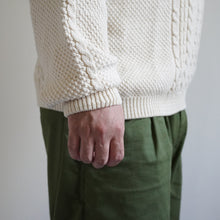 画像をギャラリービューアに読み込む, CABLE KNIT CREW - NATURAL -