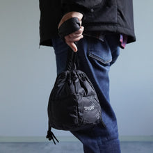 画像をギャラリービューアに読み込む, DRAWSTRING DOWN BAG - BLACK -