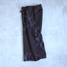 画像をギャラリービューアに読み込む, HORN TREE PRINT WOOL BOA PANTS - NAVY -