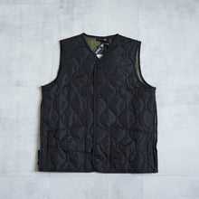 画像をギャラリービューアに読み込む, MILITARY V NECK BUTTON DOWN VEST - BLACK -
