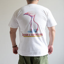 Load image into Gallery viewer, KHAKI JUNGLE PRINTED CREW TEE SAFARI　フラミンゴ/ホワイト　Tシャツ　バックプリント　ビッグサイズ　大きいサイズメンズ　テングストア大阪
