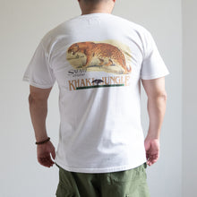 Load image into Gallery viewer, KHAKI JUNGLE PRINTED CREW TEE SAFARI　クルーズ/ホワイト　Tシャツ　バックプリント　ビッグサイズ　大きいサイズメンズ　テングストア大阪
