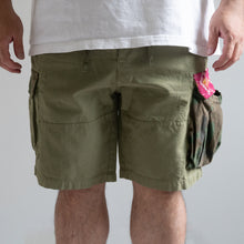 Load image into Gallery viewer, MAN PATCHWORK SHORT CARGO PANTS　ショートカーゴパンツ　カーキ　大きいサイズ　ビッグサイズ　大きいサイズメンズ　テングストア大阪
