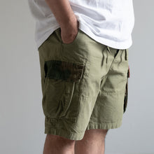 Load image into Gallery viewer, MAN PATCHWORK SHORT CARGO PANTS　ショートカーゴパンツ　カーキ　大きいサイズ　ビッグサイズ　大きいサイズメンズ　テングストア大阪
