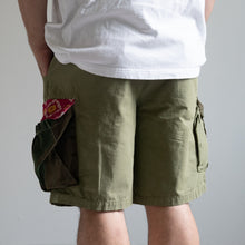 Load image into Gallery viewer, MAN PATCHWORK SHORT CARGO PANTS　ショートカーゴパンツ　カーキ　大きいサイズ　ビッグサイズ　大きいサイズメンズ　テングストア大阪
