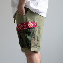 Load image into Gallery viewer, MAN PATCHWORK SHORT CARGO PANTS　ショートカーゴパンツ　カーキ　大きいサイズ　ビッグサイズ　大きいサイズメンズ　テングストア大阪
