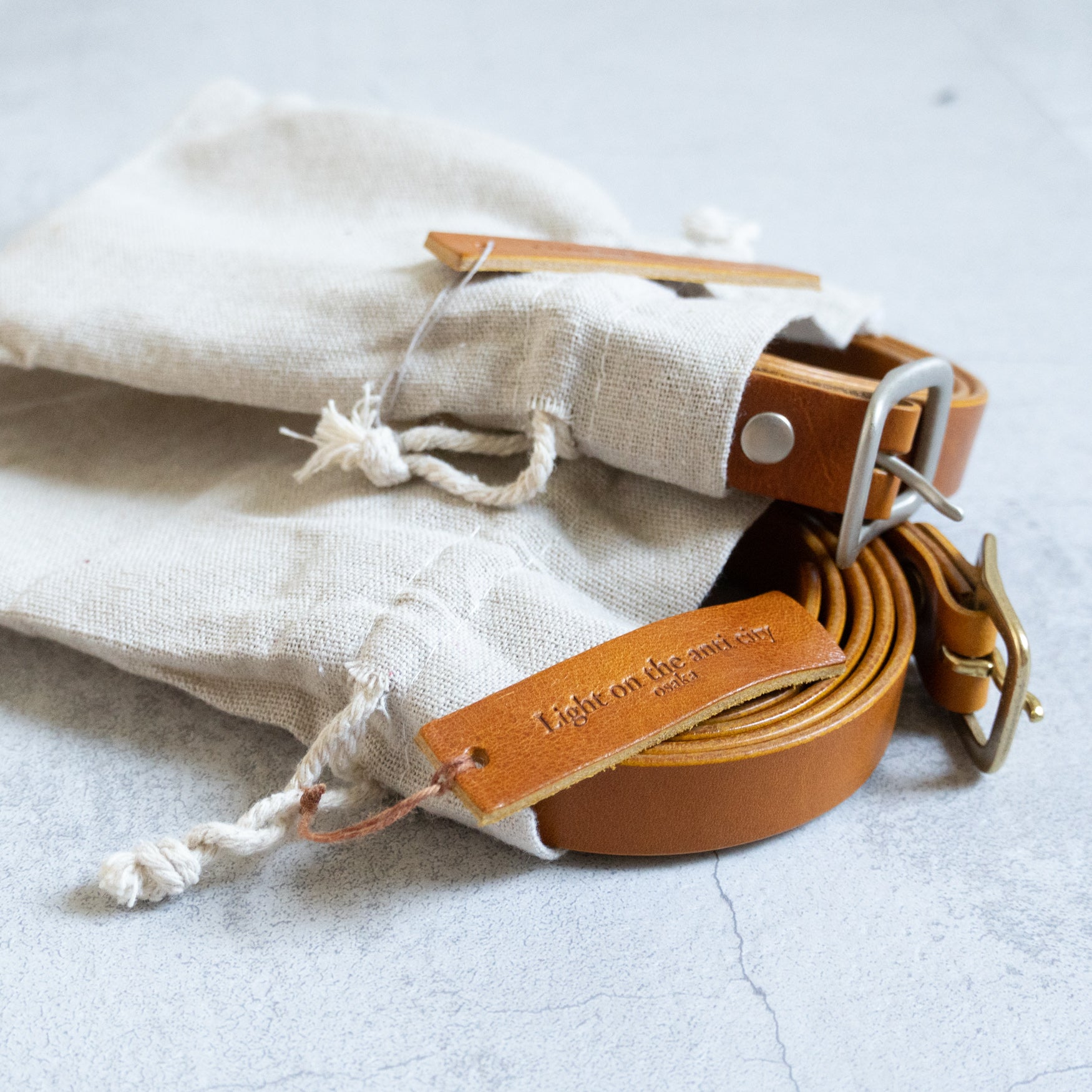 NARROW LEATHER BELT - CAMEL -