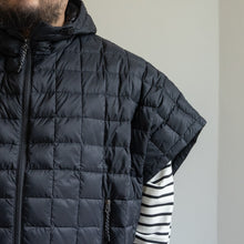 画像をギャラリービューアに読み込む, MOUNTAIN OPEN FRONT DOWN PONCHO  - BLACK -
