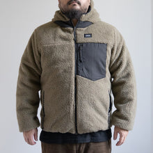 Load image into Gallery viewer, MOUNTAIN REVERSIBLE DOWN  BOA HOODIE- BLACK×BEIGE-
