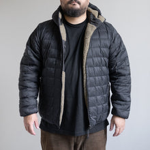 Load image into Gallery viewer, MOUNTAIN REVERSIBLE DOWN  BOA HOODIE- BLACK×BEIGE-
