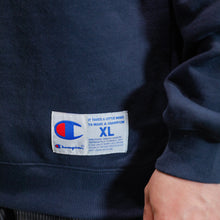 画像をギャラリービューアに読み込む, CHAMPION - CREW NECK SWEATSHIRT - NAVY -
