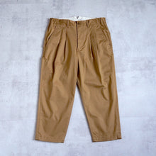 Load image into Gallery viewer, DOUBLE TACK CHINO --BEIGE-
