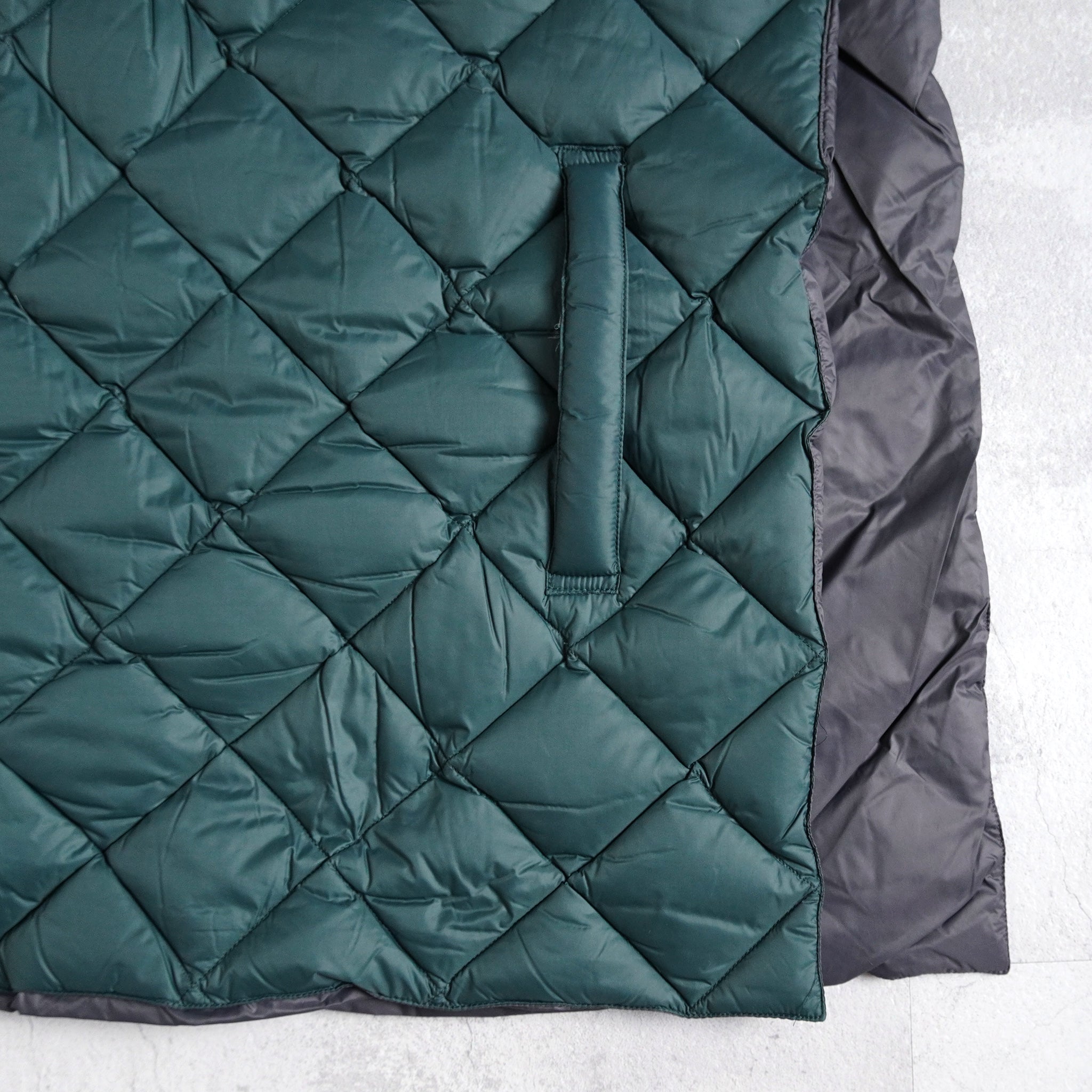 REVERSIBLE DOWN STOLE -DARK GREEN x Charcoal-