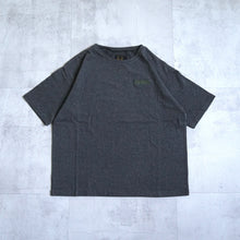 Load image into Gallery viewer, EMB ALLROUND T-SHIRTS - CHARCOALイメージ
