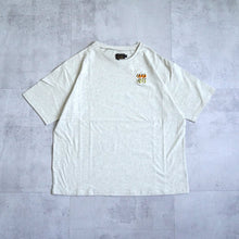 Load image into Gallery viewer, EMB ALLROUND T-SHIRTS - OATMEALイメージ

