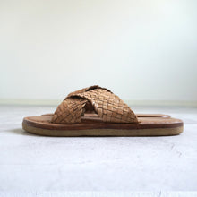 Load image into Gallery viewer, Criss Cross Sandal -nature-
